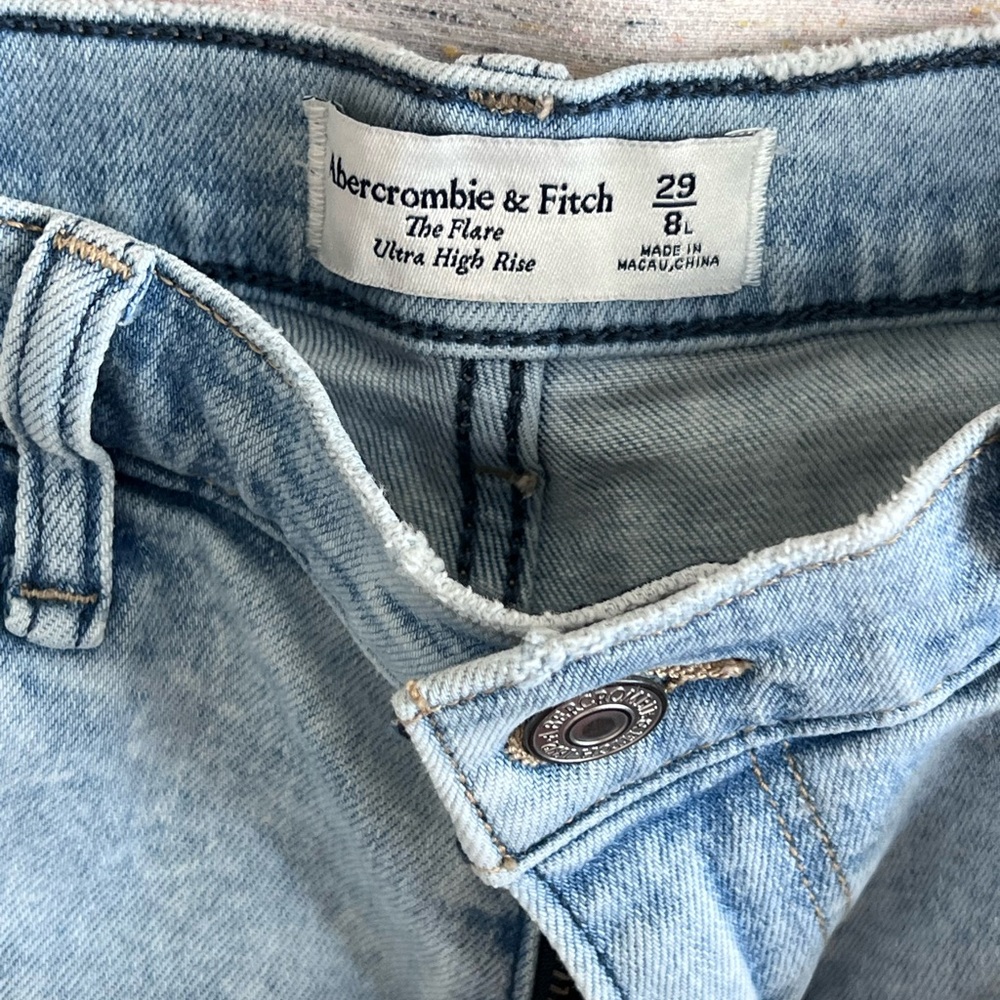 Abercrombie & Fitch High-Rise Flare - Picture 3 of 6